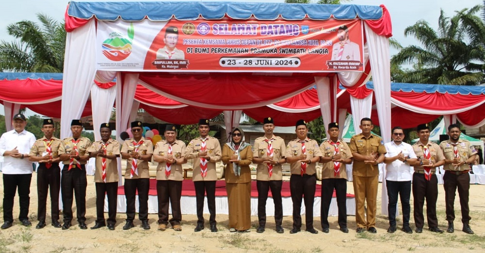 Pj Wali Kota Langsa, Syaridin, didampingi panitia, Saifullah dan peserta lainnya saat berfoto bersama dalam Kemsama Aceh - Sumatera Utara, di Bumi Perkemahan Swimbath, Gampong Pondok Keumuning, Kecamatan Langsa Lama, Senin (24/6). Waspada/Rapian