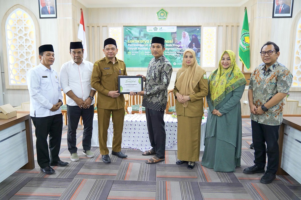 Kadisdik Dayah Aceh Dr.Munawar A Djalil, MA pada kegiatan Lokakarya Diseminasi Pembelajaran dan Praktik Baik Program Dayah Ramah Anak Terintegrasi (Pro-DAI) Di Aula Kanwil Kemenag Aceh, Senin (24/06/24). (Waspada/T.Mansursyah)