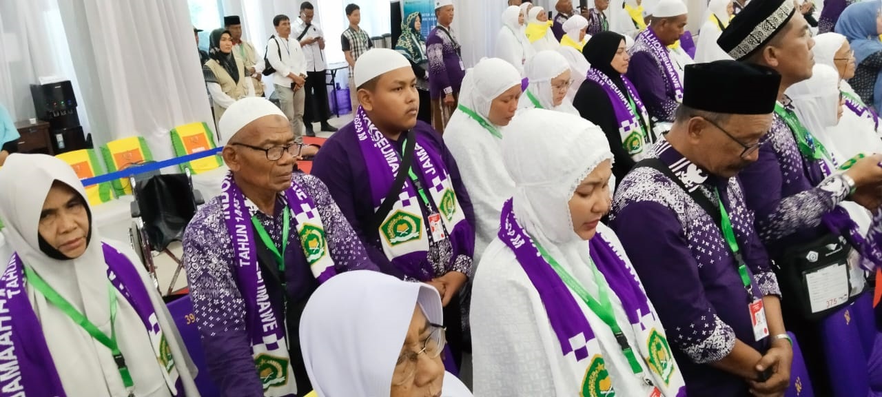 Tampak bersama Kloter 07 jamaah termuda Aceh Muhammad Syauqi bin Muhammad Jafar, 18, saat pelepasan di asrama haji embarkasi Banda Aceh, Selasa (04/06/24).(Waspada/T.Mansursyah)