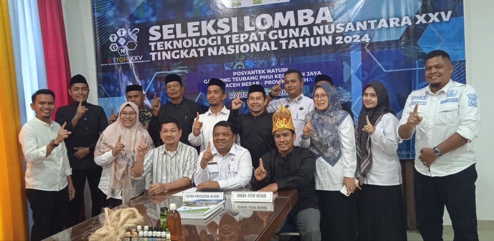 Sekdakab Aceh Besar Sulaimi bersama pejabat terkait mengikuti zoom meeting Lomba Teknologi Tepat Guna Nusantara ke-25 tingkat nasional tahun 2024 dari aula Dekranas Aceh Besar, Gampong Gani, Kecamatan Ingin Jaya, Rabu (26/6). (Waspada/Ist)