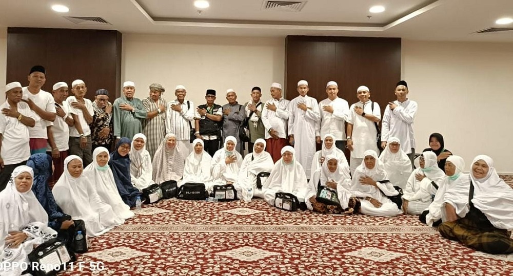 Ustadz Muadz Vohri didampingi petugas Haji Kemenag Aceh Singkil Istadi Putra dan Riduan Manik saat menggelar doa bersama di Mushola Hotel Al-Mashaher Makkah, Rabu 26 Juni 2024. WASPADA/Dok Riduan Manik