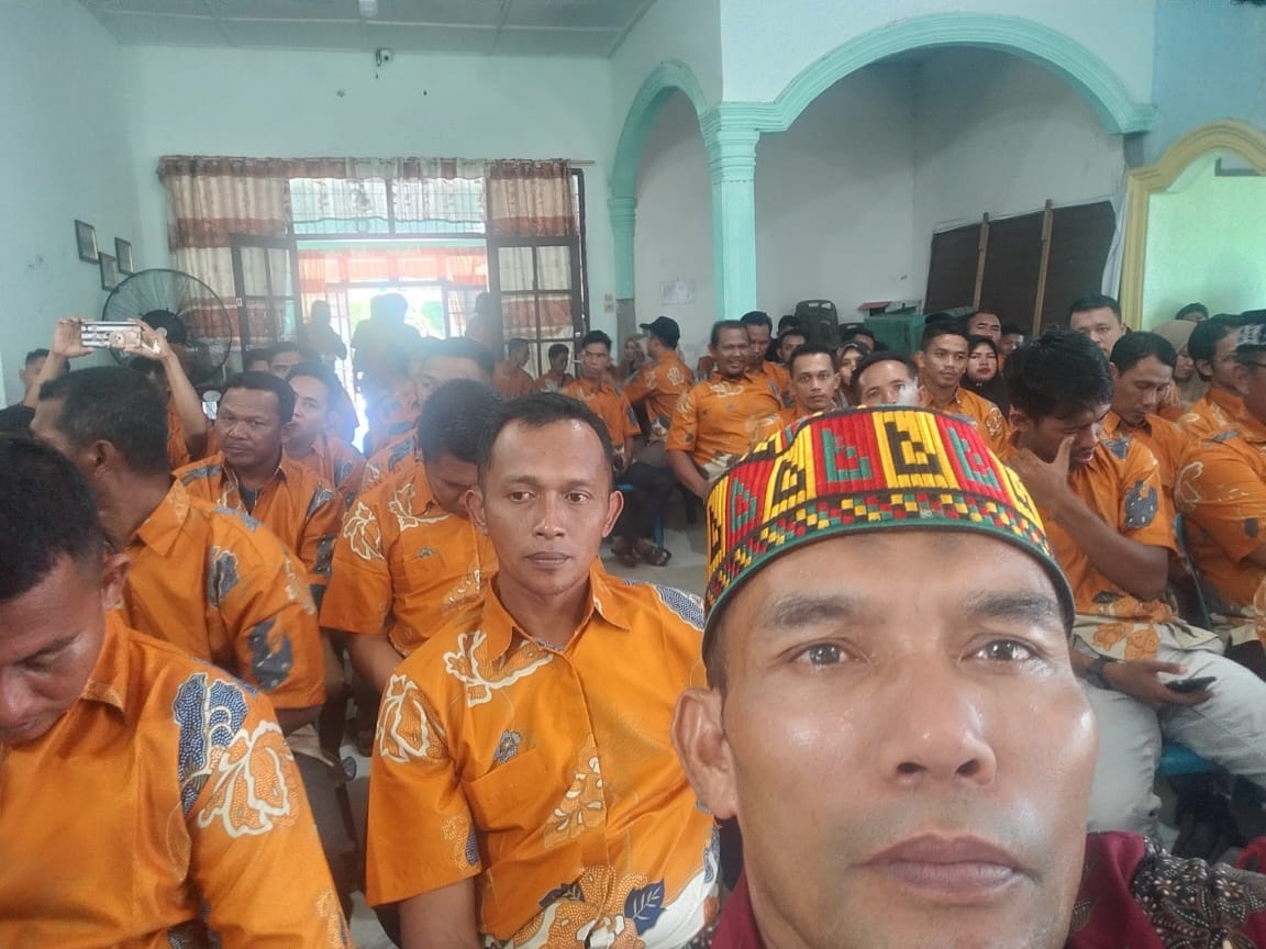 Antusiasnya aparatur kampung dalam wilayah kecamatan Seruway, Kabupaten Aceh Tamiang saat mengikuti Bimtek penguatan kapasitas bagi perangkat kampung, Selasa (4/6) di aula kantor Camat Seruway. (Waspada/Yusri)