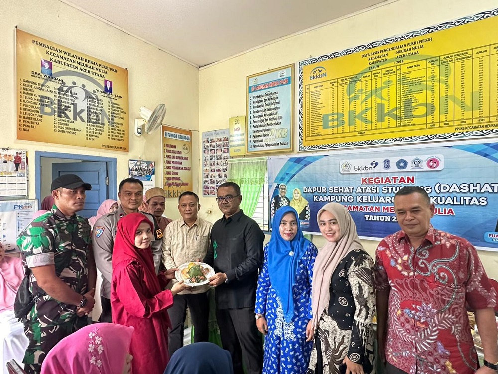 Kepala Dinas DPMPP-KB Aceh Utara, Fuad Mukhtar, S.Sos.,MSM foto bersama dengan Tim Persatuan Ahli Gizi Indonesia (PERSAGI) Cabang Aceh Utara, TP-PKK Aceh Utara, Kepala Balai KB, Kepala Puskesmas, Muspika serta Geusyiek Gampong Ubiet Paya Itek usai kegiatan pembukaan Program DASHAT digampong tersebut. Waspada/Maimun Asnawi