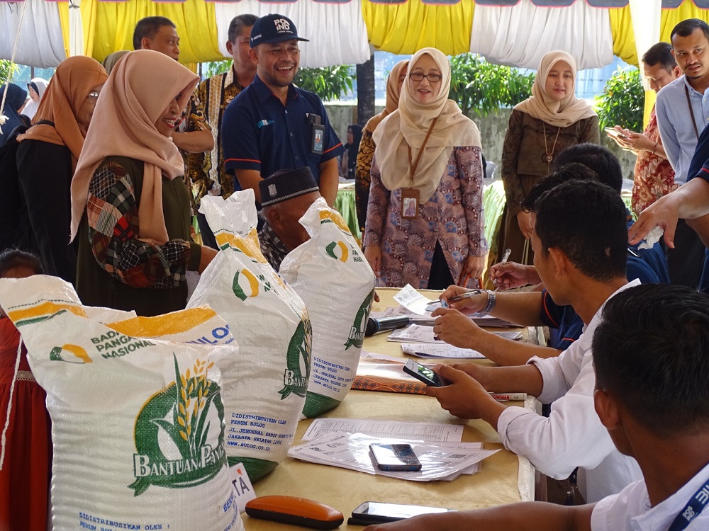 Kepala Perwakilan Ombudsman Aceh Dian Rubianty mendampingi Ombudsman RI saat melakukan pengawasan program bantuan pangan di Aceh Besar, Kamis (27/06/24).(Waspada/Ist)