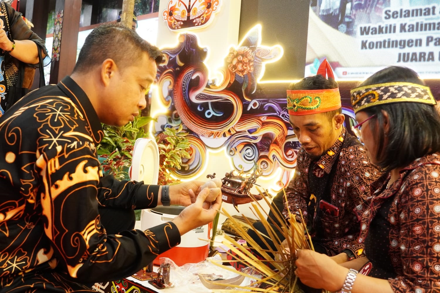 Pj Wali Kota Tebingtinggi mengunjungi stand UMKM di Indonesian City Expo bertempat di lokasi APEKSI XVII, Kota Balikpapan, Kalimantan Timur. Waspada/Ist