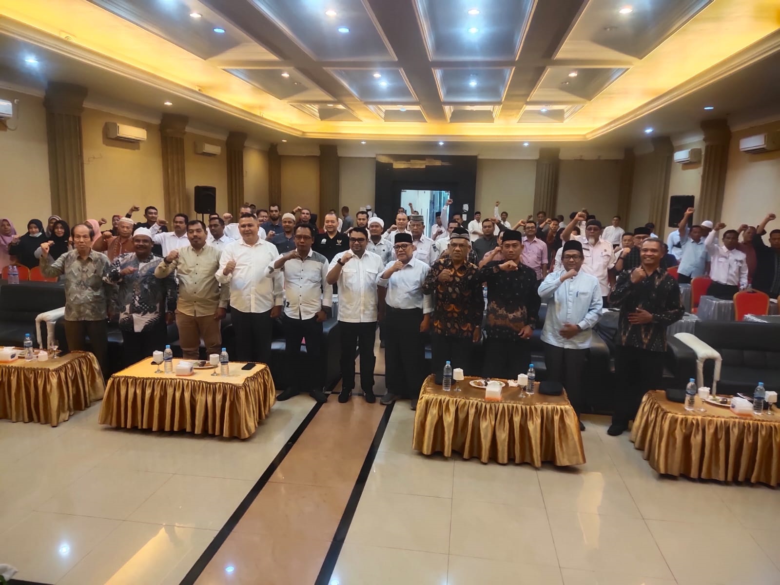 Kaban Kesbangpol Aceh, Dedy Yuswadi AP, foto bersama para peserta pada acara Sosialisasi Regulasi Pelaksanaan Pemilihan 2024, di Lantai III Aula Convention Hotel Harmoni Langsa, Rabu (5/6). Waspada/Rapian