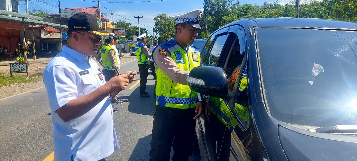 UPT Samsat Panyabungan saat menggelar razia gabungan. Waspada/Ali Anhar Harahap.