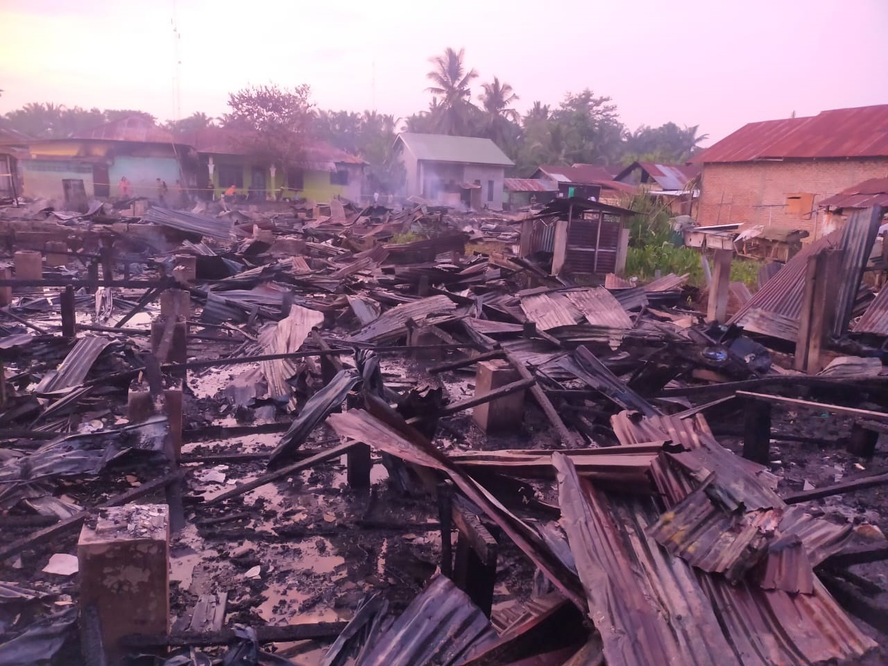 Sembilan rumah jompo dan lima rumah di Dusun. I Hulu Desa Besilam Kec. Padangtualang Kab. Langkat musnah terbakar, Rabu (5/6/24) dinihari. Waspada/ist 