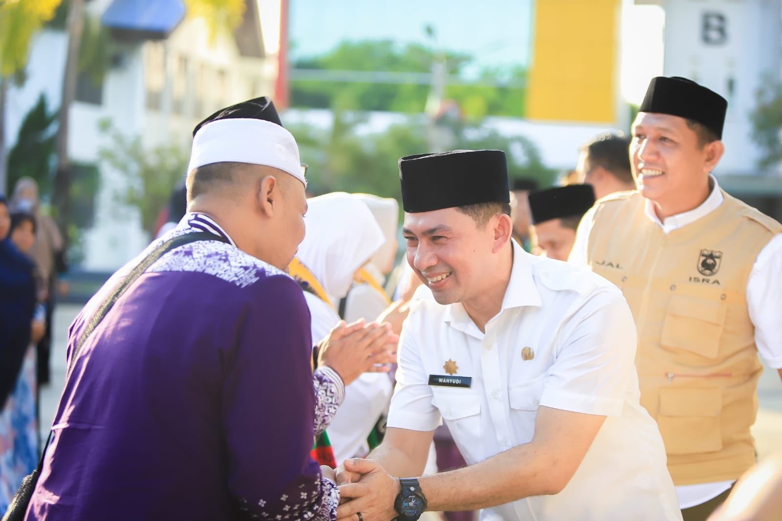 Pj.Sekdako Banda Aceh Wahyudi melepas 13 calhaj kota Banda Aceh yang tergabung di Kloter 08, di halaman Balaikota, Rabu (05/06/24).(Waspada/T.Mansursyah)