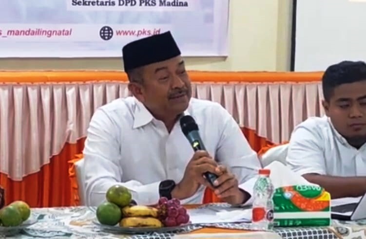 Bacakada Madina H. Saipullah Nasution, SH. MM saat pemaparan visi misi di DPD PKS Madina. Waspada/Ali Anhar Harahap.