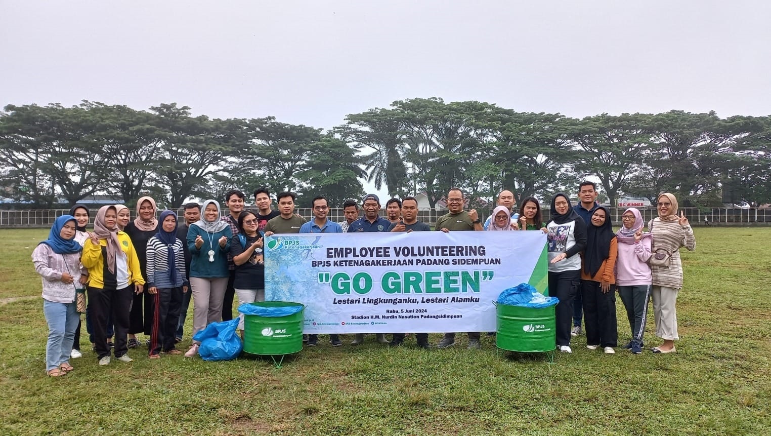 Kepala BPJS Ketenagakerjaan Cabang Padangsidimpuan Eris Aprianto (8 kanan) dan Kepala Seksi Prasarana Dispora Padang Sidempuan Hendra Fahmi bersama karyawan BPJS Ketenagakerjaan Padangsidimpuan foto bersama usai melakukan aksi peduli membersihkan lingkungan dan lapangan Stadion HM Nurdin Padangsidimpuan, Rabu (5/6).Waspada/Ist.