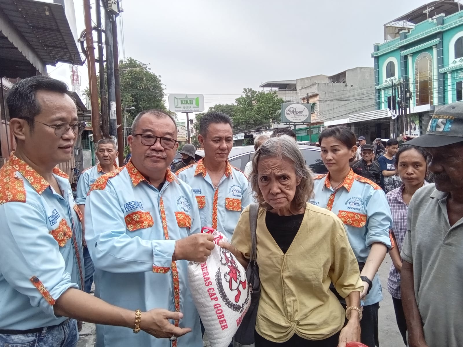 DEWAN Pembina YAKIN Rudy Hermanto (dua kiri), menyerahkan bantuan kepada masyarakat. Waspada/Partono Budy