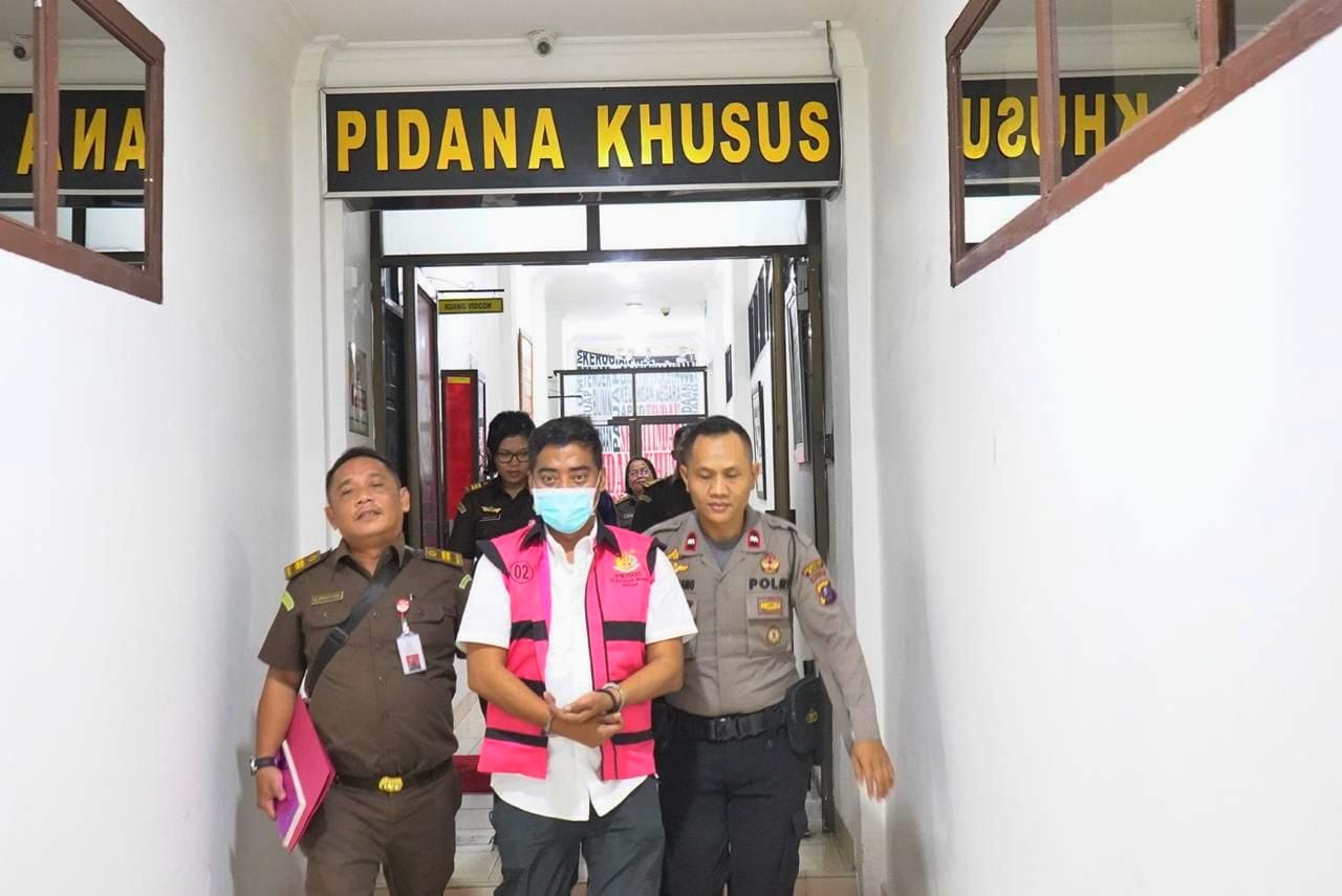 TERSANGKA IB saat di Kantor Kejari Medan. Waspada/ist