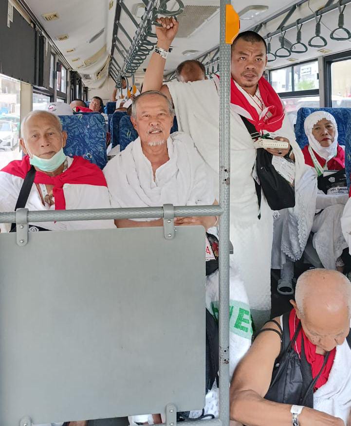 CALHAJ Kloter 02 Embarkasi Medan Dr.Nurdin Amin bersama rombongan menuju Arafah. Waspada/ist