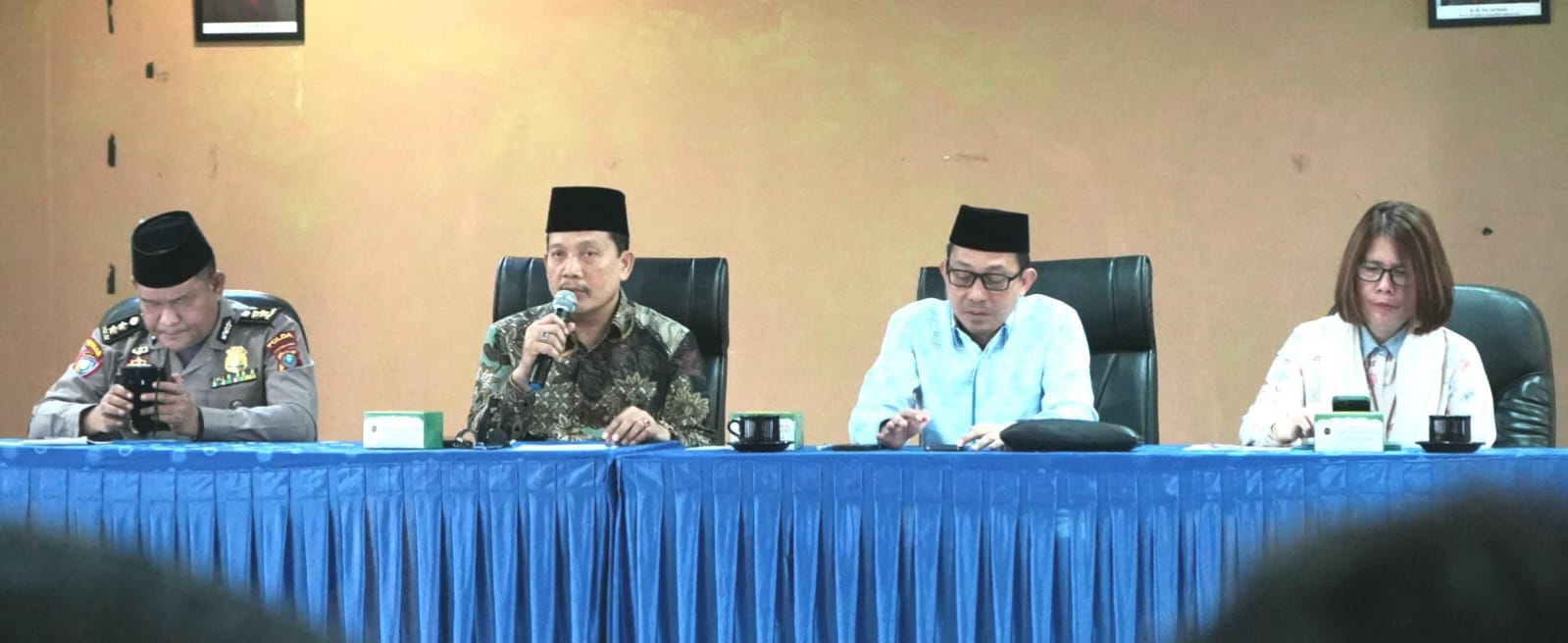 KABAG TU Drs.H.Muhammad Yunus membuka rapat didampingi Sekretaris PPIH,Dr.Zulfan Efendi dan pihak penerbangan serta keamanan saat rapat teknis pemulangan jamaah haji tahun 2024. Waspada/Anum Saskia