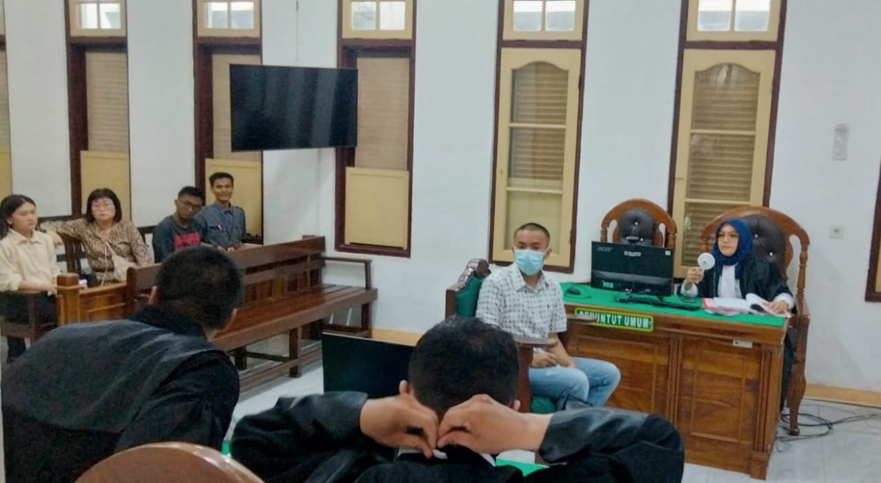 SUASANA persidangan kasus dugaan penganiayaan yang berlangsung di Ruang Cakra 9 PN Medan. Waspada/Rama Andriawan