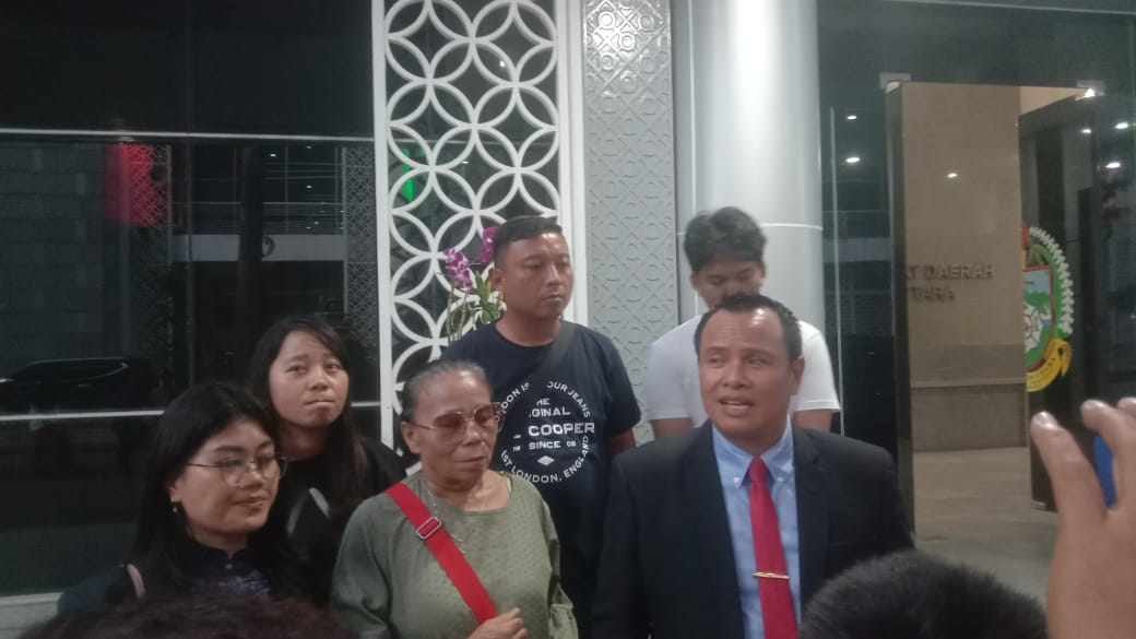 POLTAK Silitonga selaku pengacara dari nasabah Tianas Br Situmorang, memberikan penjelasan kepada pers usai bertemu dengan Komisi C DPRD Sumut, Rabu (5/6). Waspada/Partono Budy