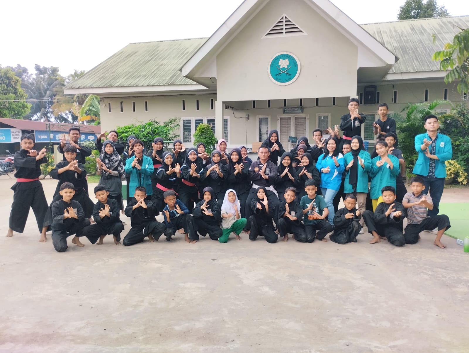 TIM PKM mahasiawa Unimed foto bersama anggota Pencak Silat Setia Hati Terate Deliserdang. Waspada/Ist