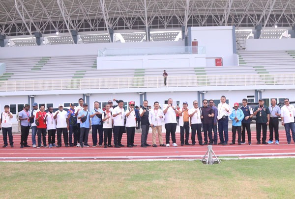 TINJAU SPORT CENTER SUMUT: Kadispora Sumut Baharuddin Siagian membawa kontingen KONI se-Indonesia melihat Sport Center yang digunakan untuk PON ke-21 di Desa Sena, Batang Kuis, Deliserdang, Selasa (25/6). Waspada/Hang Tuah J Said