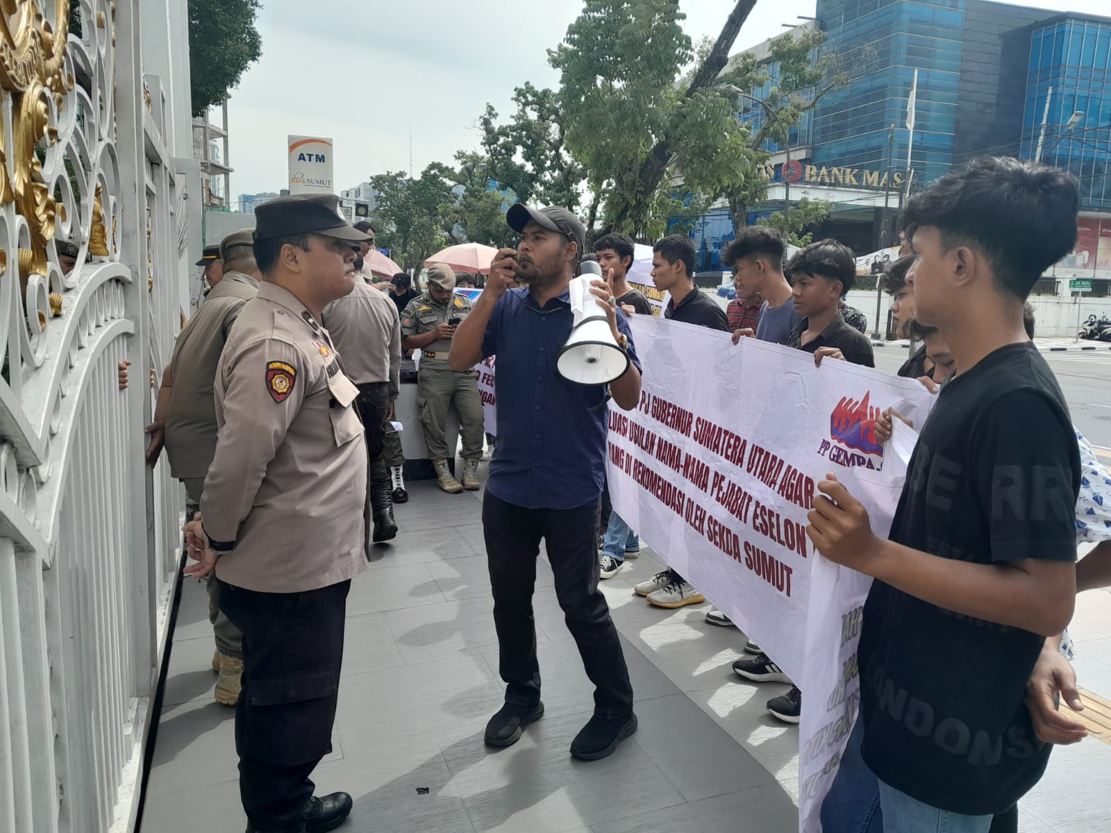 ELEMEN masyarakat yang terhimpun dalam Gerakan Mahasiswa Peduli Sumatera Utara (Gempasu) menggeruduk kantor Pemprovsu, di Jalan Pangeran Diponegoro Medan, Jumat (12/7). Waspada/Ist