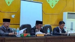 WAKIL Ketua DPRK Aceh Tamiang, Muhammad Nur yang turut didampingin Ketua DPRK Aceh Tamiang, Suprianto dan Wakil Ketua DPRK Aceh Tamiang, Fadlon pada rapat paripurna Penetapan program Legislasi Pemkab Aceh Tamiang prioritas tahn 2024 di gedung DPRK setempat, Senin (1/7/2024). Waspada/Muhammad Hanafiah