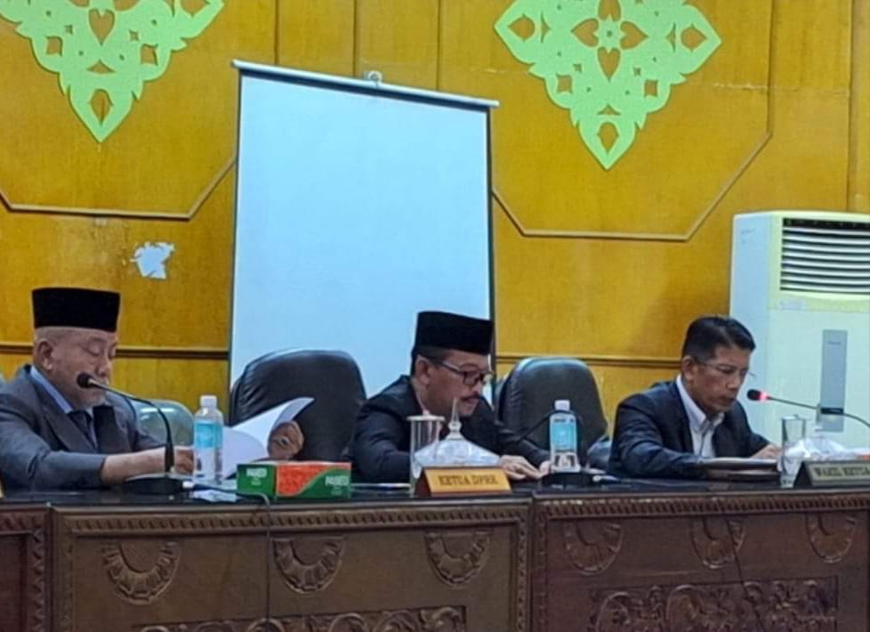 WAKIL Ketua DPRK Aceh Tamiang, Muhammad Nur yang turut didampingin Ketua DPRK Aceh Tamiang, Suprianto dan Wakil Ketua DPRK Aceh Tamiang, Fadlon pada rapat paripurna Penetapan program Legislasi Pemkab Aceh Tamiang prioritas tahn 2024 di gedung DPRK setempat, Senin (1/7/2024). Waspada/Muhammad Hanafiah