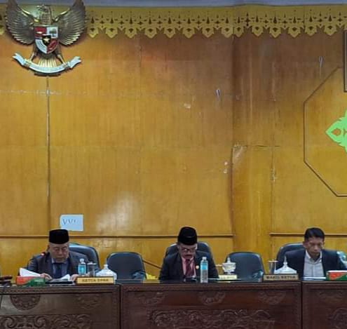 KETUA DPRK Aceh Tamiang, Suprianto didampingi Wakil Ketua DPRK Aceh Tamiang, Fadlon dan Muhammad Nur, Selasa (2/7).Waspada/ Muhammad Hanafiah