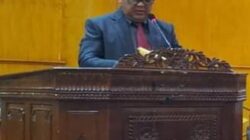 PJ. Bupati Aceh Tamiang, Drs Asra memberikan sambutan pada sidang paripurna di gedung DPRK Aceh Tamiang, Selasa (2/7). Waspada/ Muhammad Hanafiah