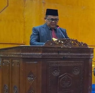 PJ. Bupati Aceh Tamiang, Drs Asra memberikan sambutan pada sidang paripurna di gedung DPRK Aceh Tamiang, Selasa (2/7). Waspada/ Muhammad Hanafiah