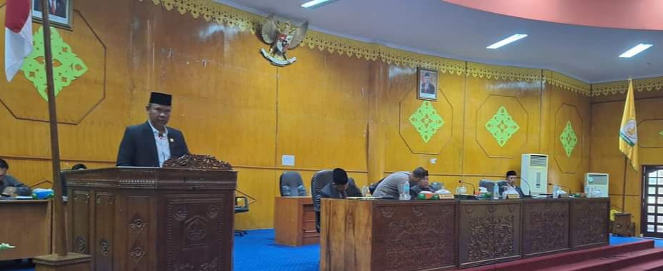 Juru bicara Fraksi Partai Gerindra Sugiono Sukendar ketika membacakan pendapat fraksi tersebut pada rapat paripurna penetapan pertanggungjawaban pelaksanaan APBK Aceh Tamiang Tahun Anggaran (TA) 2023 di gedung DPRK Aceh Tamiang, Selasa (2/7). Waspada/Muhammad Hanafiah