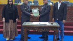 Pj. Bupati Aceh Tamiang Asra dan Ketua DPRK Aceh Tamiang Suprianto menunjukkan berkas tentang pertanggungjawaban pelaksanaan APBK Aceh Tamiang Tahun Anggaran 2023 yang turut disaksikan Wakil Ketua DPRK Aceh Tamiang, Muhammad Nur dan Sekretaris DPRK setempat, Rulina Rita, Selasa (2/7). Waspada/ Muhammad Hanafiah