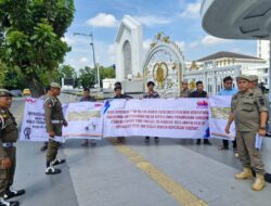 Belasan Massa Bentang Spanduk Desak Pencopotan Kadishub Sumut