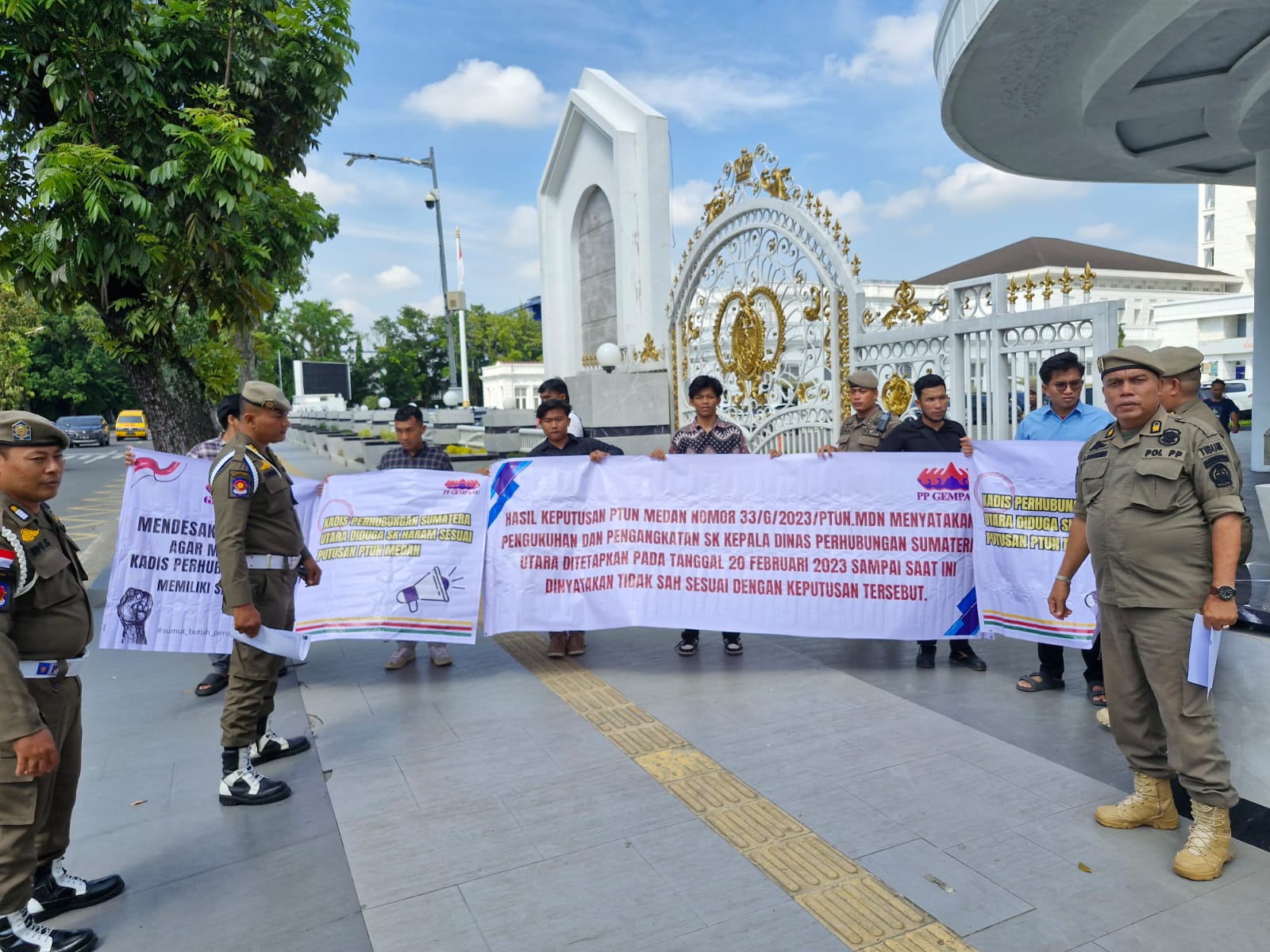 Belasan Massa Bentang Spanduk Desak Pencopotan Kadishub Sumut