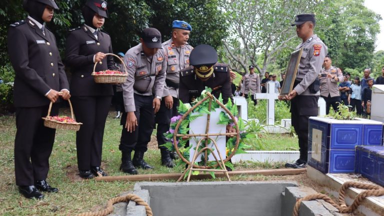 Kabag SDM Polresta Banda Aceh Pimpin Upacara Pemakaman Purnawirawan Polri