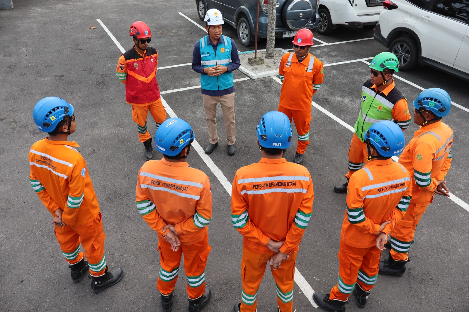 Assistant Manager Jaringan dan Konstruksi Razali Sahlan memimpin safety briefing sebelum melakukan pekerjaan peningkatan keandalan pasokan listrik, Kamis (11/7).