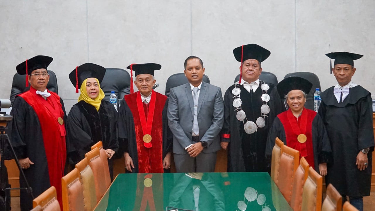 AKBP Dr Wira Prayatna, SH, SIK, MH bersama para penguji terdiri dari Prof Dr Alvi Syahrin, SH, MS, Prof Dr Saidin, SH, MHum, Dr T Keizerina Devi Azwar, SH, CN, MHum, Irjen Pol (Purn) Prof Dr Eko Indra Heri, SH, MM, dan Dr Mahmud Mulyadi, SH, MHum, usai mengikuti promosi gelar doktor di Fakultas Hukum Universitas Sumatera Utara, Senin (8/7/2024).