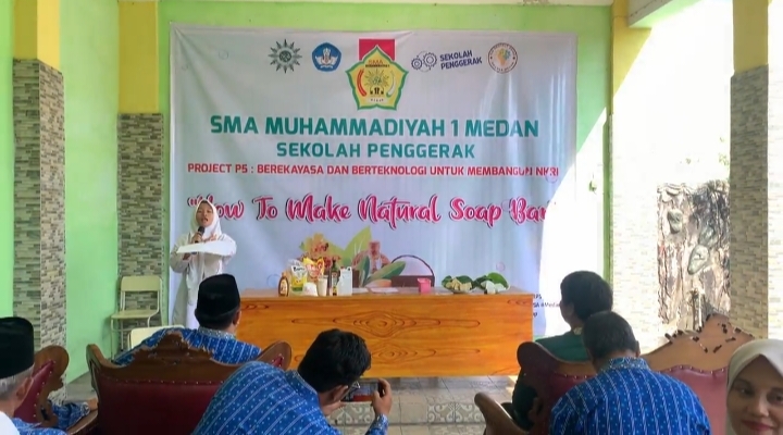 Salah satu penampilkan siswa SMAMuhammadiyah 1 Medan pada kegiatan panenraya Project P5 yang digelar di sekolah itu belum lama ini. Waspada/Ist