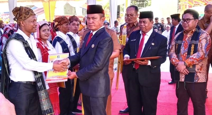 Penyerahan SK oleh Seda Esron Sinaga kepada salah seorang PPPK.(Waspada/Hasuna Damanik).