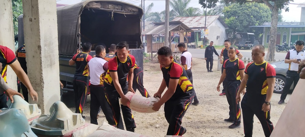 Brimob Salurkan Bantuan Material Pembangunan MCK Masjid