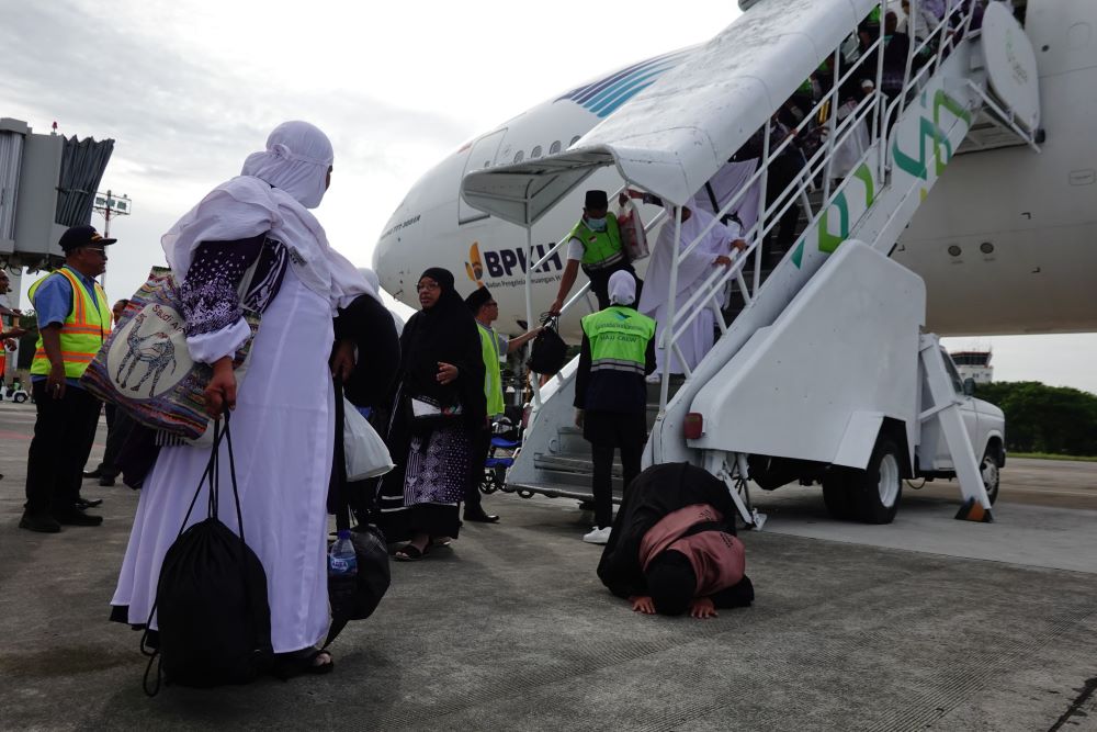 Jamaah haji kloter 04 baru tiba di Bandara Sultan Iskandar Muda (SIM) Blang Bintang, Aceh Besar, Sabtu (13/07/24) sore.(Waspada/Ist)