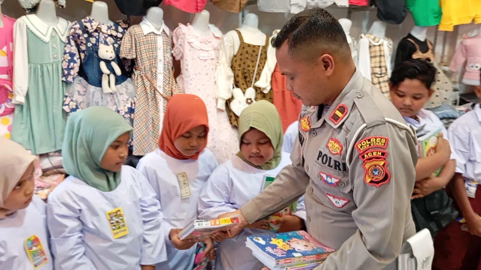 Polisi Beli Baju Sekolah Untuk Anak Yatim Pedalaman Aceh Utara