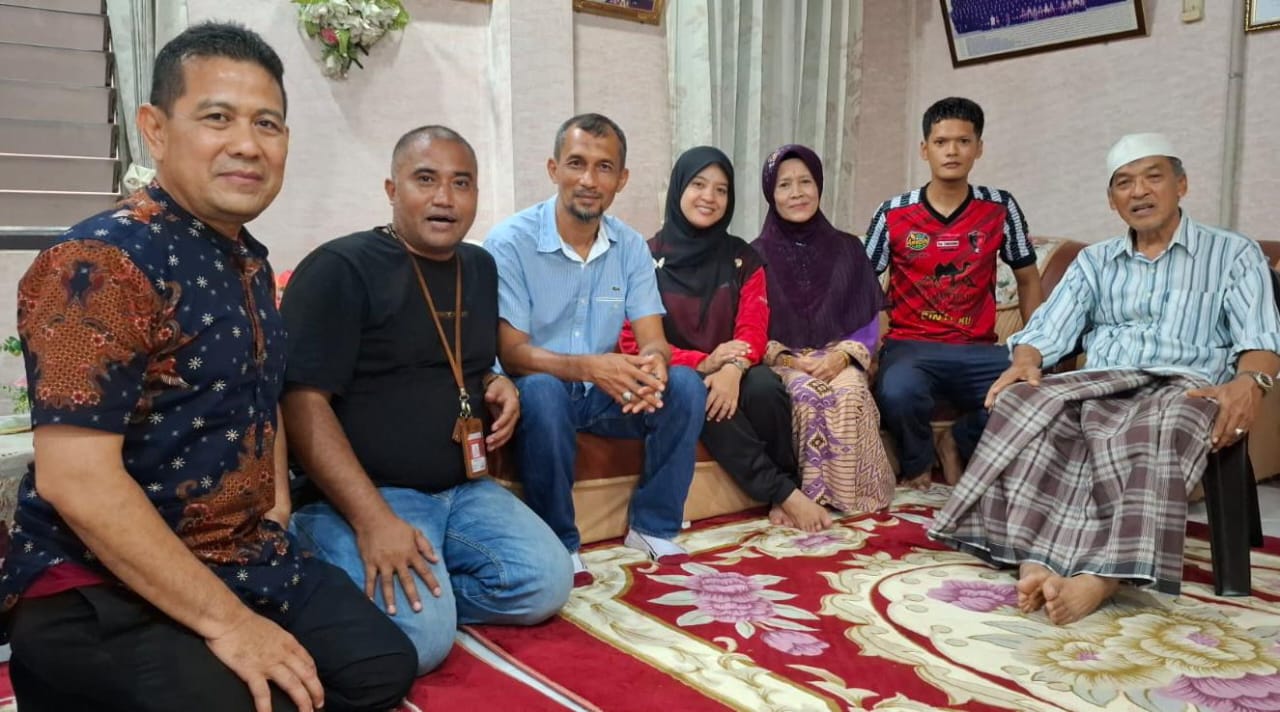 Ketua YARA, Safaruddin (2 kiri) bersama tokoh Aceh dan sejumlah pemuda dan warga Thailand di Patani, Thailand, Kamis (4/7). Waspada/Ist.