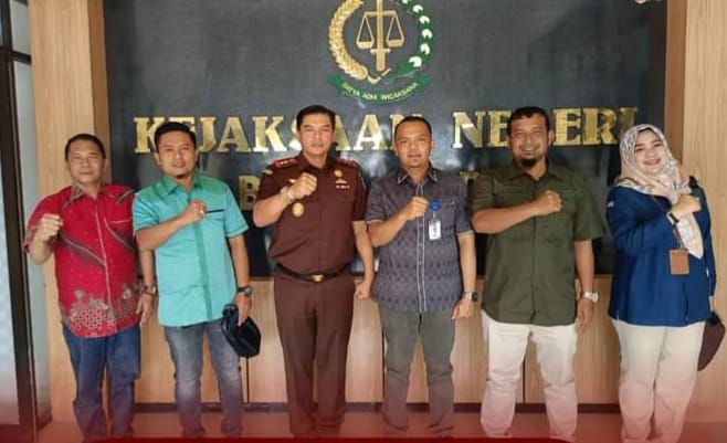 KPU Kabupaten Batubara foto bersama Kajari Batubara Diky Octavia, SH, MH saat audiensi. Waspada/Ist