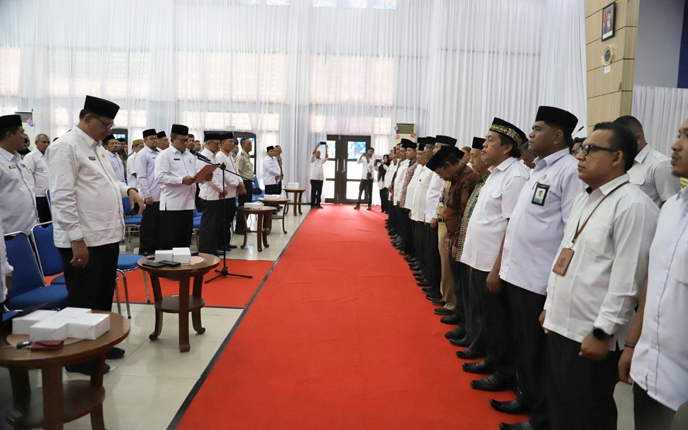 Ketua PPIH Aceh Azhari melantik pendukung PPIH di Aula Jeddah, Asrama Haji Banda Aceh, Senin (08/07/24).(Waspada/T.Mansursyah)