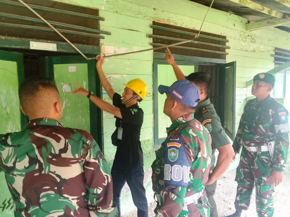 Staf Log Kodim 0117/Aceh Tamiang bekerjasama dengan PLN Aceh Tamiang saat melakukan pengecekan instalasi listrik di Asrama Kodim Aceh Tamiang di Desa Bundar, Kecamatan Karang Baru, Rabu (10/7). Waspada/Yusri