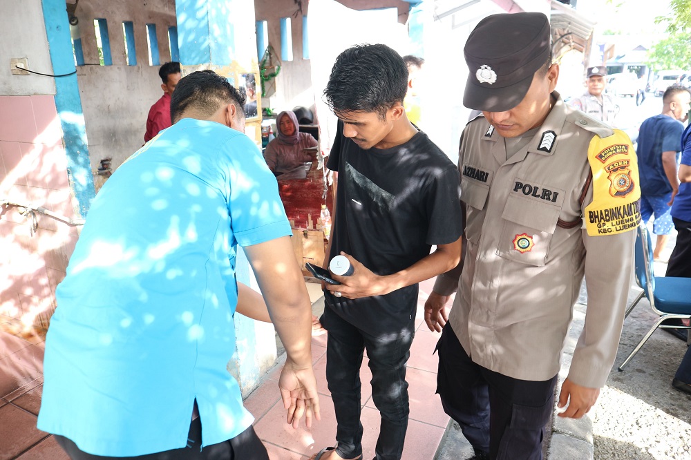 BNNK Banda Aceh bersama stakeholder melaksanakan deteksi dini kegiatan tes urine terhadap para pengemudi angkutan umum di Terminal Lueng Bata, Banda Aceh, Selasa (09/07/24) sore.(Waspada/T.Mansursyah)