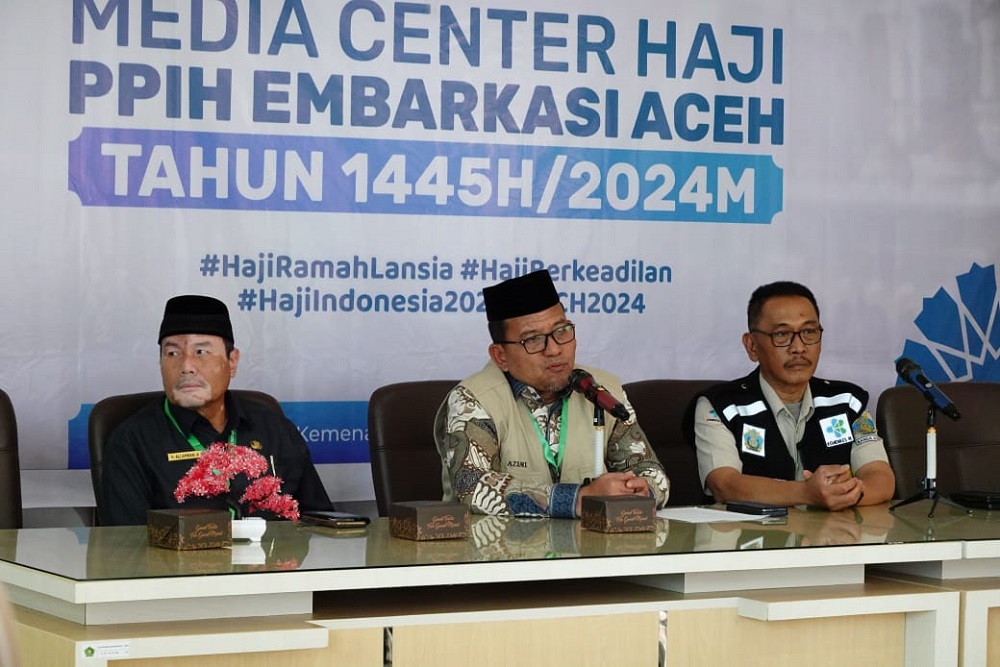 Kakanwil Kemenag Aceh/Ketua PPIH Debarkasi Aceh Azhari(tengah) sedang menyampaikan konprensi pers, terkait pemulangan jamaah haji Aceh di Aula Media Center Haji Aceh, Rabu (10/07/24).(Waspada/T.Mansursyah)