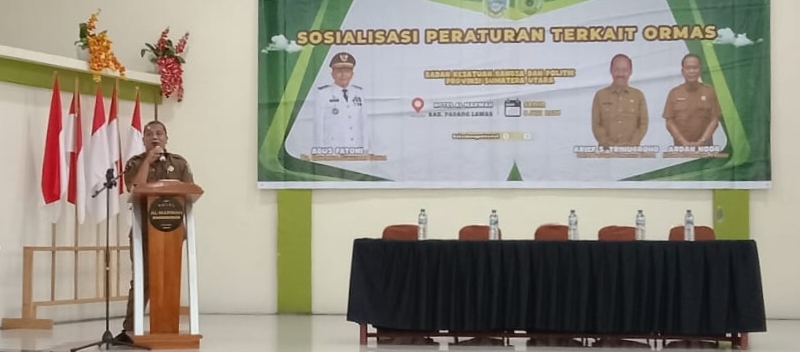 Pj. Bupati Padanglawas, H. Ardan Noor diwakili Asisten I Bidang Tata Pemerintahan Setkab, H. Panguhum Nasution membuka acara sosialisasi peraturan tentang ormas, Senin (8/7) di aula Hotel Almarwah Sibuhuan.(Waspada/Idaham Butar Butar)