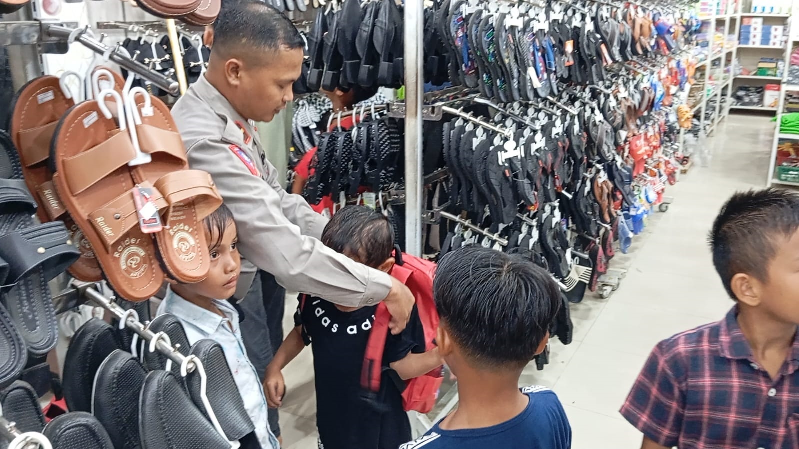 Polisi Beli Baju Sekolah Untuk Anak Yatim Pedalaman Aceh Utara