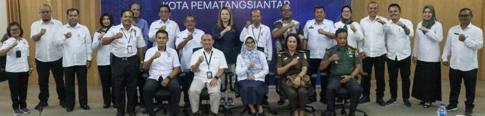 Wali Kota Susanti Dewayani (tiga kanan duduk) pose bersama dengan Kepala KPw BI Muqorobin (dua kiri duduk) dan peserta HLM TPID di lantai empat KPw BI, Jl. Adam Malik, Rabu (10/7).(Waspada-Ist).